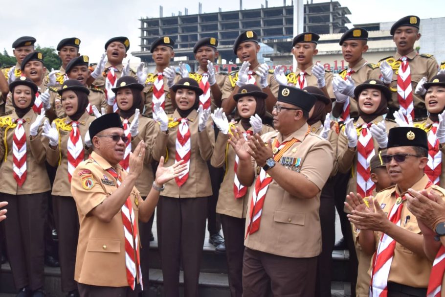 Bupati Sadewo selaku Ketua Mabicab bersama Ketua Kwarcab Agus Nur Hadie memotivasi Pasukan Tunas Muda Kwarcab Banyumas