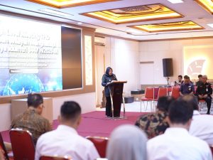 Wakil Bupati Banyumas Dwi Asih Lintarti memberikan sambutan dalam rapat persiapan Lebaran Banyumas 1447 H di Smartroom Purwokerto untuk koordinasi pengendalian inflasi daerah.