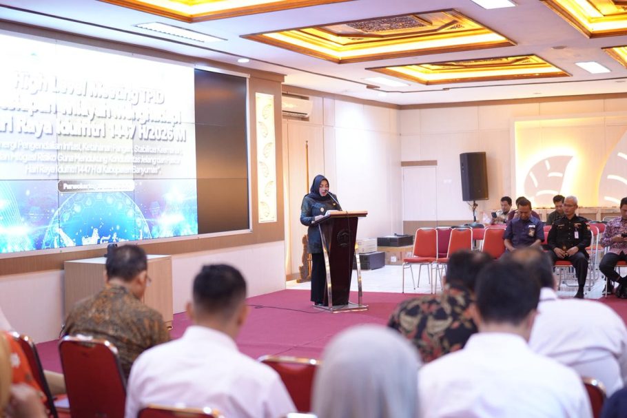 Wakil Bupati Banyumas Dwi Asih Lintarti memberikan sambutan dalam rapat persiapan Lebaran Banyumas 1447 H di Smartroom Purwokerto untuk koordinasi pengendalian inflasi daerah.