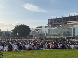 Ribuan jamaah Muhammadiyah memadati Alun-alun Purwokerto untuk melaksanakan Shalat Idul Fitri 1447 H dengan latar belakang Rita SuperMall.