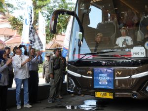 Bupati Banyumas Sadewo Tri Lastiono melepas keberangkatan bus program Balik Rantau Gratis 2026 di Terminal Bulupitu