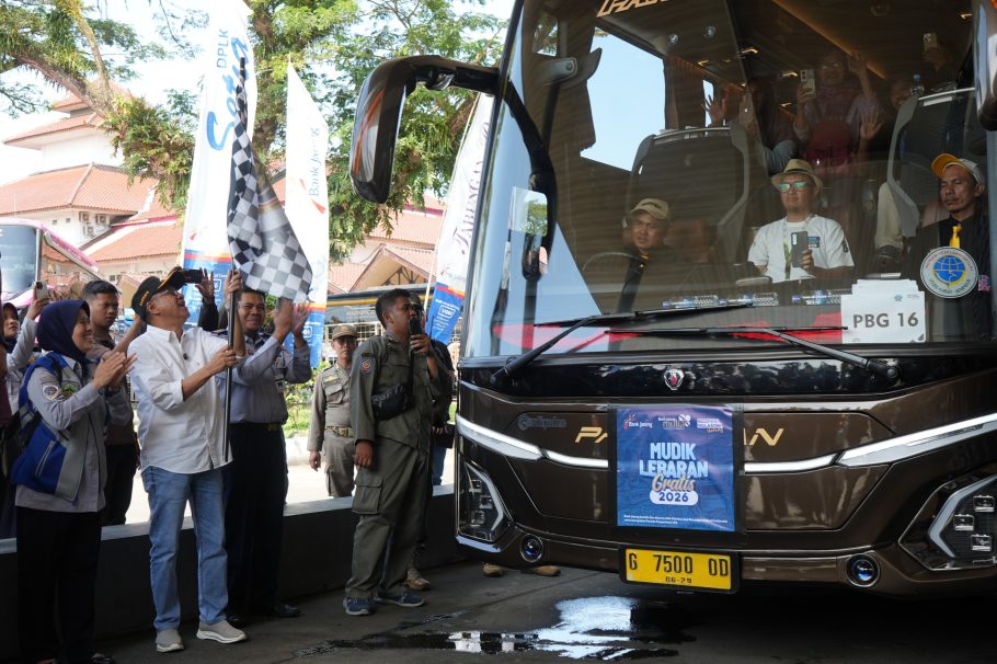 Bupati Banyumas Sadewo Tri Lastiono melepas keberangkatan bus program Balik Rantau Gratis 2026 di Terminal Bulupitu