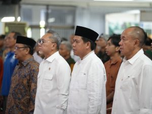 Menko Pangan Zulkifli Hasan, Bupati Banyumas Sadewo Tri Lastiono, dan jajaran pejabat saat menghadiri Seminar Nasional Ketahanan Pangan di UMP Purwokerto.