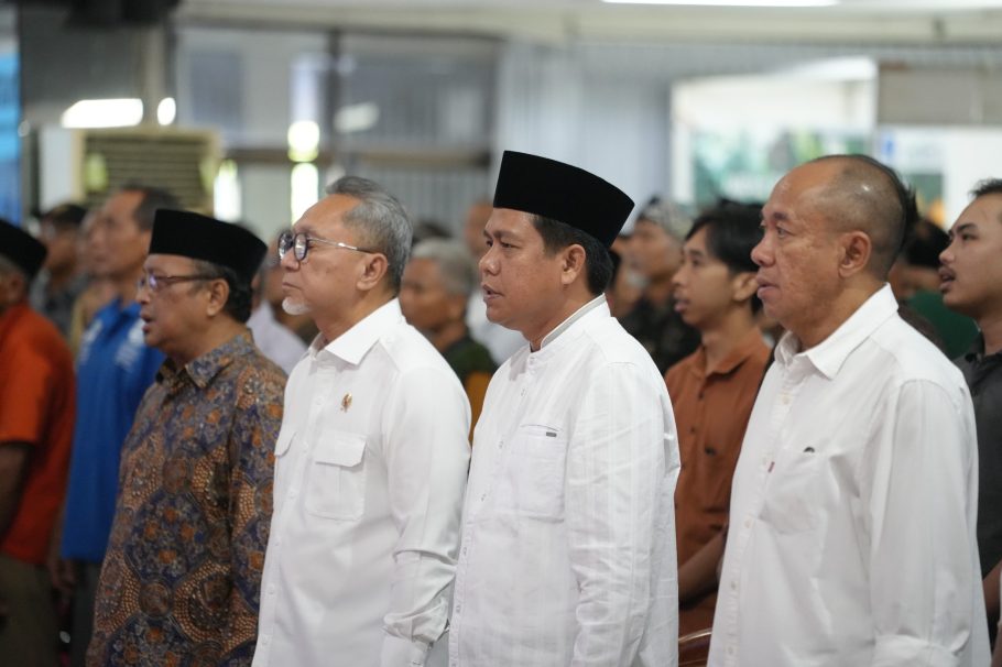 Menko Pangan Zulkifli Hasan, Bupati Banyumas Sadewo Tri Lastiono, dan jajaran pejabat saat menghadiri Seminar Nasional Ketahanan Pangan di UMP Purwokerto.
