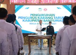 Bupati Banyumas Sadewo Tri Lastiono melantik 43 pengurus Karang Taruna Kabupaten Banyumas periode 2026-2031 di Pendopo Si Panji.