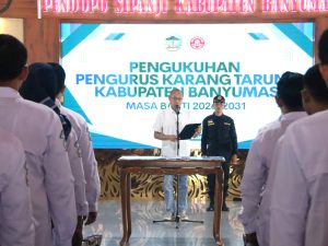 Bupati Banyumas Sadewo Tri Lastiono melantik 43 pengurus Karang Taruna Kabupaten Banyumas periode 2026-2031 di Pendopo Si Panji.