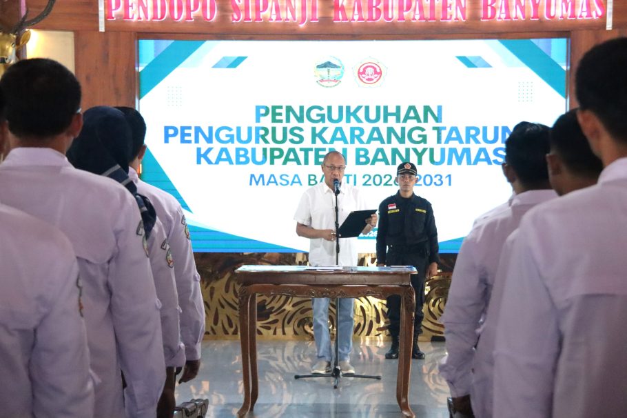 Bupati Banyumas Sadewo Tri Lastiono melantik 43 pengurus Karang Taruna Kabupaten Banyumas periode 2026-2031 di Pendopo Si Panji.