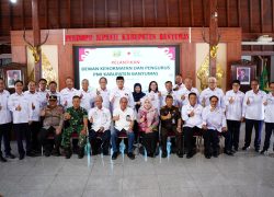 Bupati Banyumas Sadewo Tri Lastiono foto bersama pengurus baru PMI Kabupaten Banyumas 2026-2031 di Pendopo Si Panji.