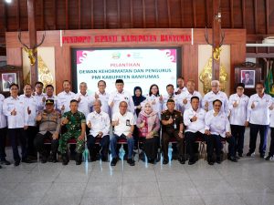 Bupati Banyumas Sadewo Tri Lastiono foto bersama pengurus baru PMI Kabupaten Banyumas 2026-2031 di Pendopo Si Panji.