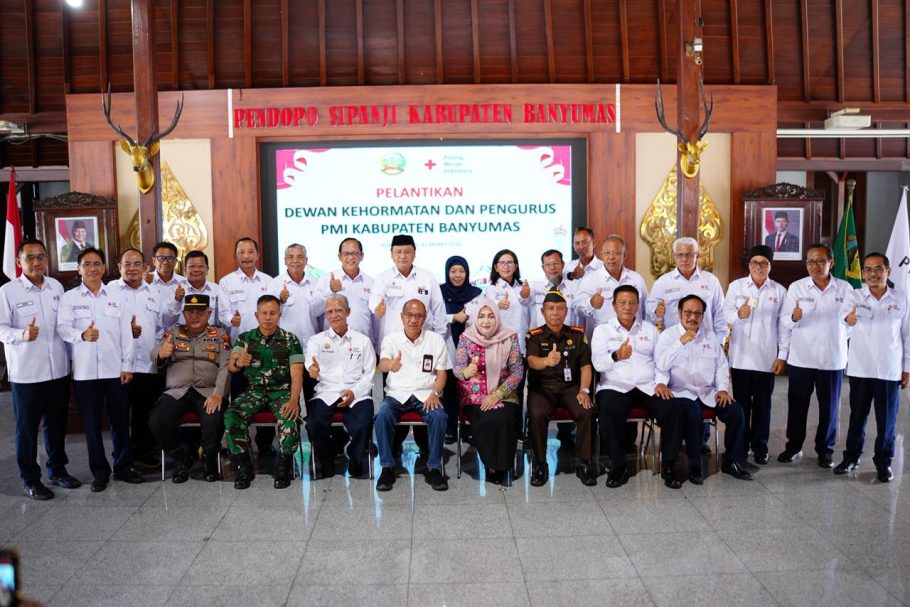Bupati Banyumas Sadewo Tri Lastiono foto bersama pengurus baru PMI Kabupaten Banyumas 2026-2031 di Pendopo Si Panji.