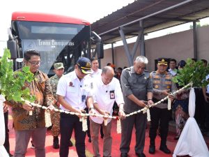 Bupati Banyumas Sadewo Tri Lastiono memotong ronce melati meresmikan jalur bus Trans Banyumas di Pintu Barat Stasiun Purwokerto
