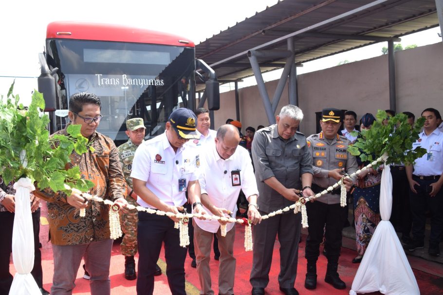 Bupati Banyumas Sadewo Tri Lastiono memotong ronce melati meresmikan jalur bus Trans Banyumas di Pintu Barat Stasiun Purwokerto