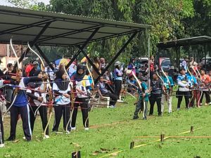 Deretan atlet pelajar putra dan putri membidik target dalam kejuaraan POPDA Panahan Banyumas 2026 di GOR Satria Purwokerto.
