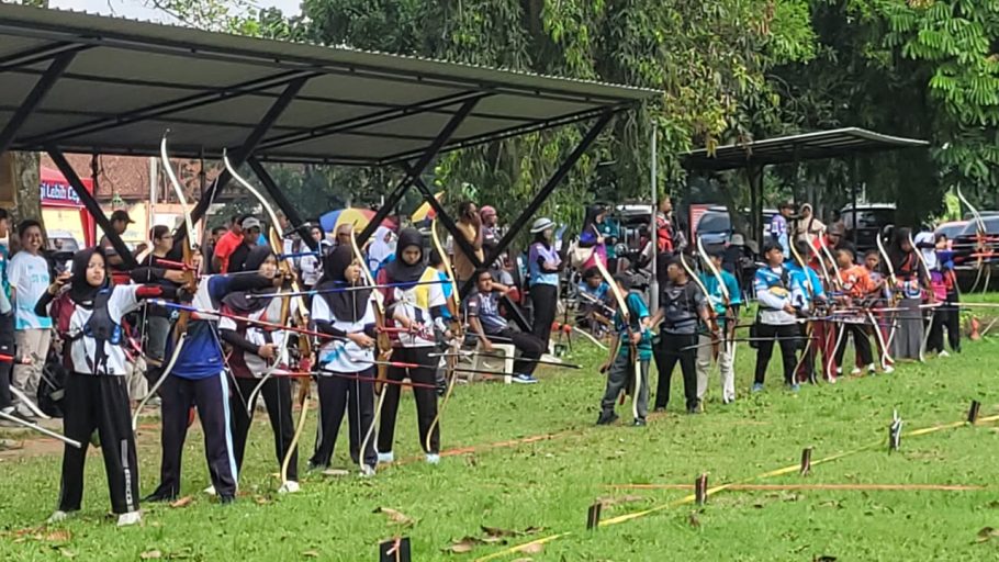 Deretan atlet pelajar putra dan putri membidik target dalam kejuaraan POPDA Panahan Banyumas 2026 di GOR Satria Purwokerto.