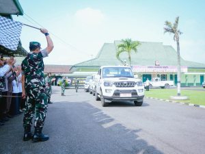 Prosesi pelepasan bantuan mobil operasional tahap II Mahindra untuk Koperasi Desa Merah Putih oleh Bupati Banyumas dan TNI di halaman Kodim 0701.