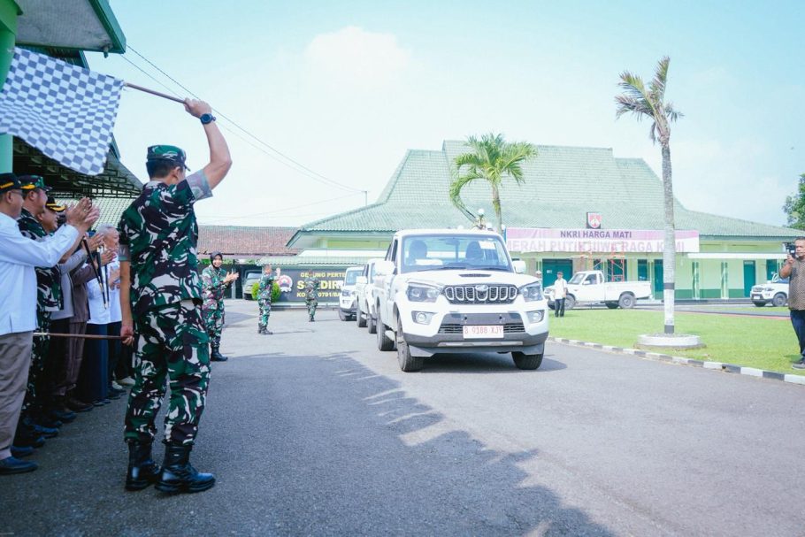 Prosesi pelepasan bantuan mobil operasional tahap II Mahindra untuk Koperasi Desa Merah Putih oleh Bupati Banyumas dan TNI di halaman Kodim 0701.