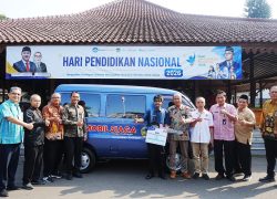 Bupati Banyumas Sadewo Tri Lastiono menyerahkan kunci simbolis mobil siaga BKK Purwokerto CSR kepada Kepala Desa Kalibagor di Pendopo Si Panji.