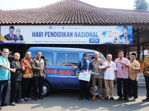 Bupati Banyumas Sadewo Tri Lastiono menyerahkan kunci simbolis mobil siaga BKK Purwokerto CSR kepada Kepala Desa Kalibagor di Pendopo Si Panji.