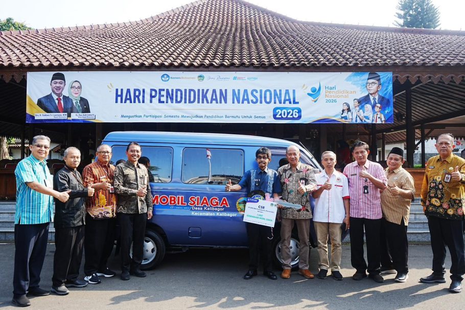 Bupati Banyumas Sadewo Tri Lastiono menyerahkan kunci simbolis mobil siaga BKK Purwokerto CSR kepada Kepala Desa Kalibagor di Pendopo Si Panji.
