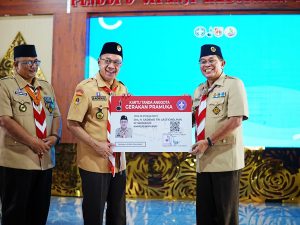 Bupati Banyumas Sadewo Tri Lastiono tersenyum saat menerima Kartu Tanda Anggota Gerakan Pramuka raksasa dalam acara pelantikan Ketua Mabicab Banyumas.