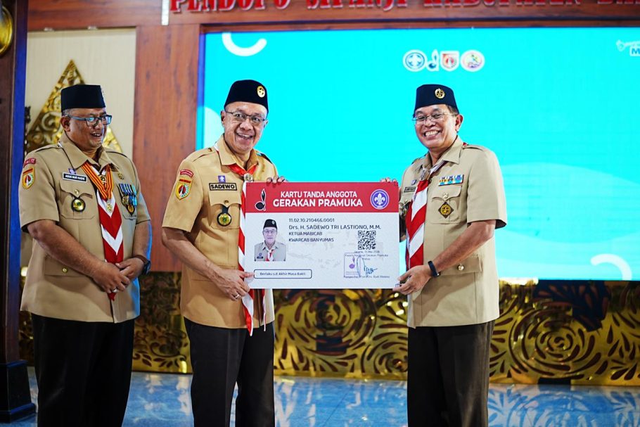 Bupati Banyumas Sadewo Tri Lastiono tersenyum saat menerima Kartu Tanda Anggota Gerakan Pramuka raksasa dalam acara pelantikan Ketua Mabicab Banyumas.
