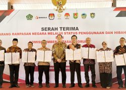 Bupati Banyumas Sadewo Tri Lastiono bersama perwakilan KPK RI menunjukkan dokumen serah terima hibah aset barang rampasan negara di Magelang.