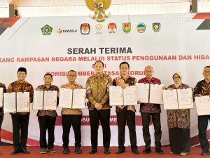 Bupati Banyumas Sadewo Tri Lastiono bersama perwakilan KPK RI menunjukkan dokumen serah terima hibah aset barang rampasan negara di Magelang.