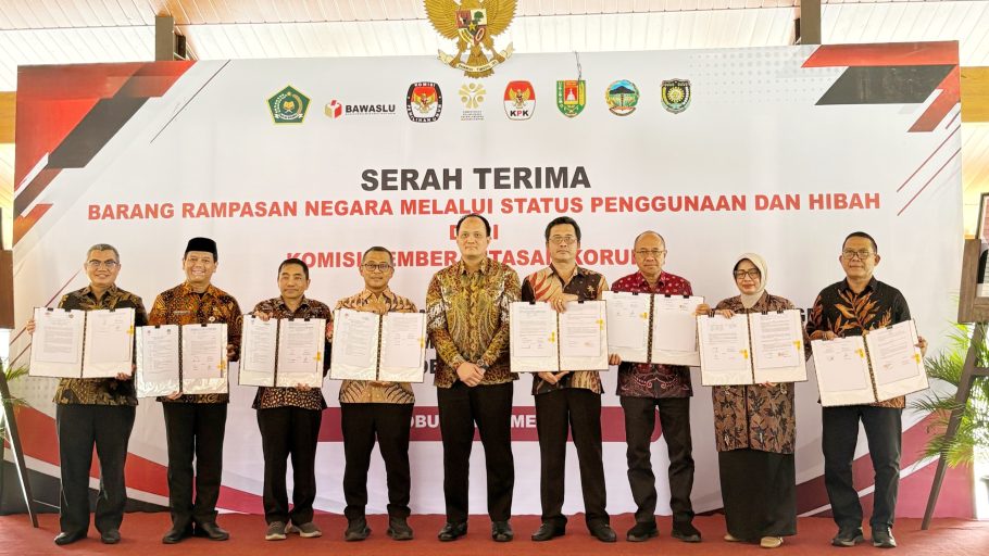 Bupati Banyumas Sadewo Tri Lastiono bersama perwakilan KPK RI menunjukkan dokumen serah terima hibah aset barang rampasan negara di Magelang.