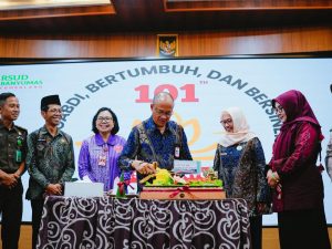 Bupati Banyumas Sadewo Tri Lastiono memotong tumpeng didampingi jajaran direksi pada puncak HUT ke-101 RSUD Banyumas.