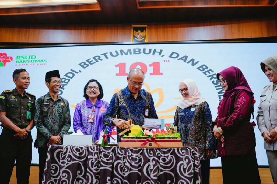 Bupati Banyumas Sadewo Tri Lastiono memotong tumpeng didampingi jajaran direksi pada puncak HUT ke-101 RSUD Banyumas.