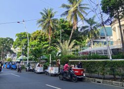 Deretan armada sepeda listrik Kopi Jago Keliling sedang melayani pembeli di depan Rumah Sakit Islam Cempaka Putih Jakarta.