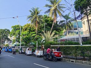 Deretan armada sepeda listrik Kopi Jago Keliling sedang melayani pembeli di depan Rumah Sakit Islam Cempaka Putih Jakarta.