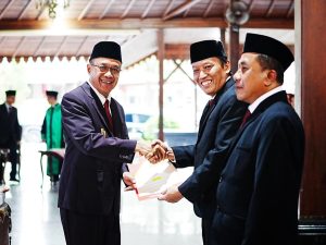 Bupati Banyumas Sadewo Tri Lastiono menyerahkan SK jabatan dan bersalaman dengan pejabat yang baru dilantik di Pendopo Si Panji