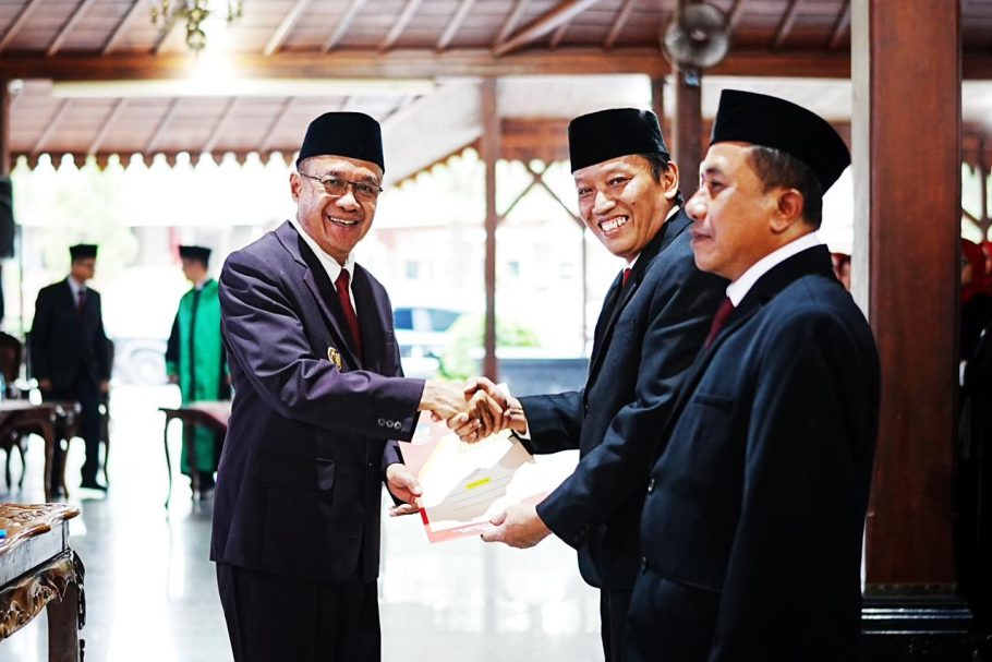 Bupati Banyumas Sadewo Tri Lastiono menyerahkan SK jabatan dan bersalaman dengan pejabat yang baru dilantik di Pendopo Si Panji