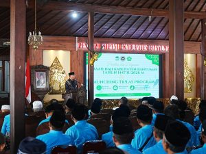 Bupati Banyumas Sadewo Tri Lastiono memberikan sambutan dalam acara pelepasan 1.338 jemaah calon haji Kabupaten Banyumas tahun 2026 di Pendopo Si Panji.