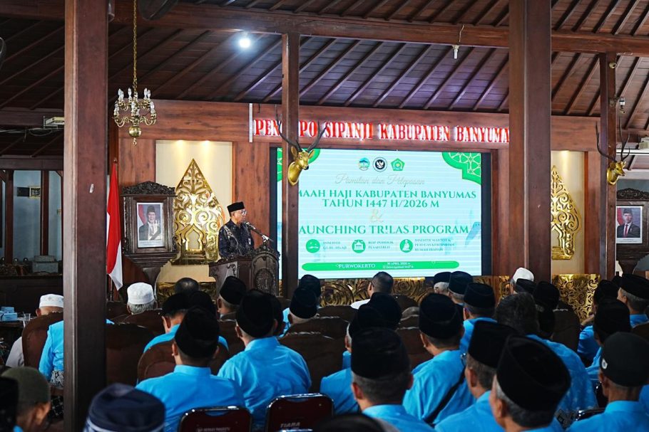 Bupati Banyumas Sadewo Tri Lastiono memberikan sambutan dalam acara pelepasan 1.338 jemaah calon haji Kabupaten Banyumas tahun 2026 di Pendopo Si Panji.