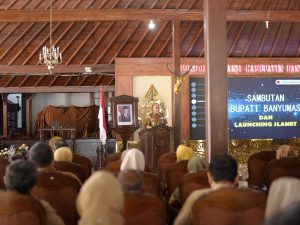 Bupati Banyumas Sadewo Tri Lastiono memberikan sambutan dalam acara peluncuran aplikasi SLAMET di Pendopo Si Panji Purwokerto.