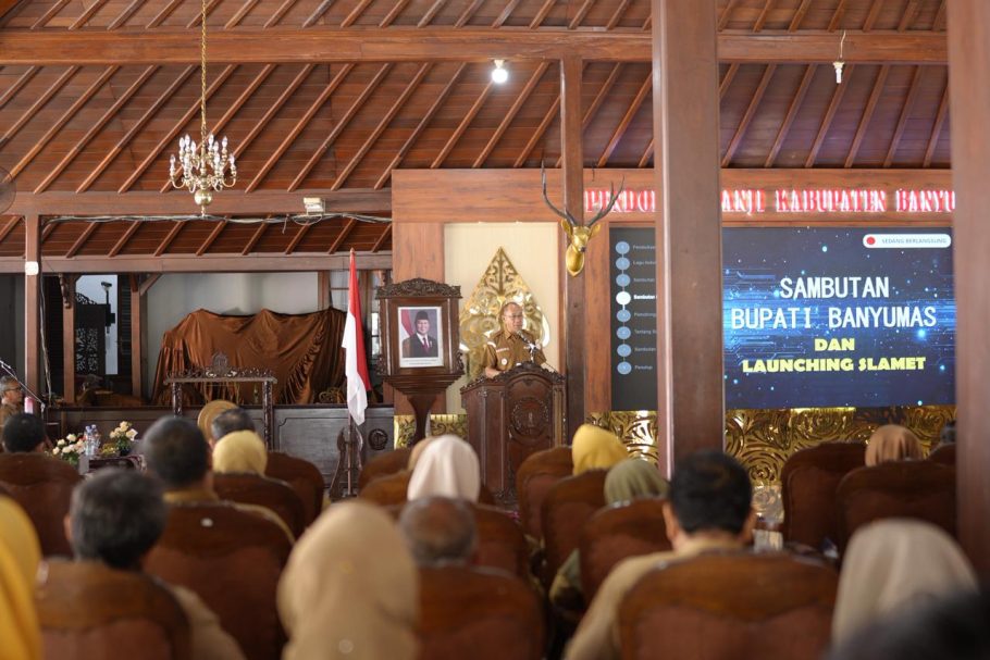 Bupati Banyumas Sadewo Tri Lastiono memberikan sambutan dalam acara peluncuran aplikasi SLAMET di Pendopo Si Panji Purwokerto.