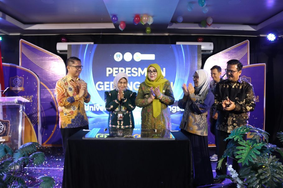 Wakil Bupati Banyumas Dwi Asih Lintarti bersama rektorat Universitas Harapan Bangsa meresmikan gedung baru dan menyaksikan peluncuran tiga prodi baru UHB Purwokerto.