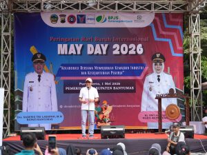 Bupati Banyumas Sadewo Tri Lastiono memberikan sambutan di atas panggung dalam Peringatan Hari Buruh Internasional May Day 2026 di Purwokerto.