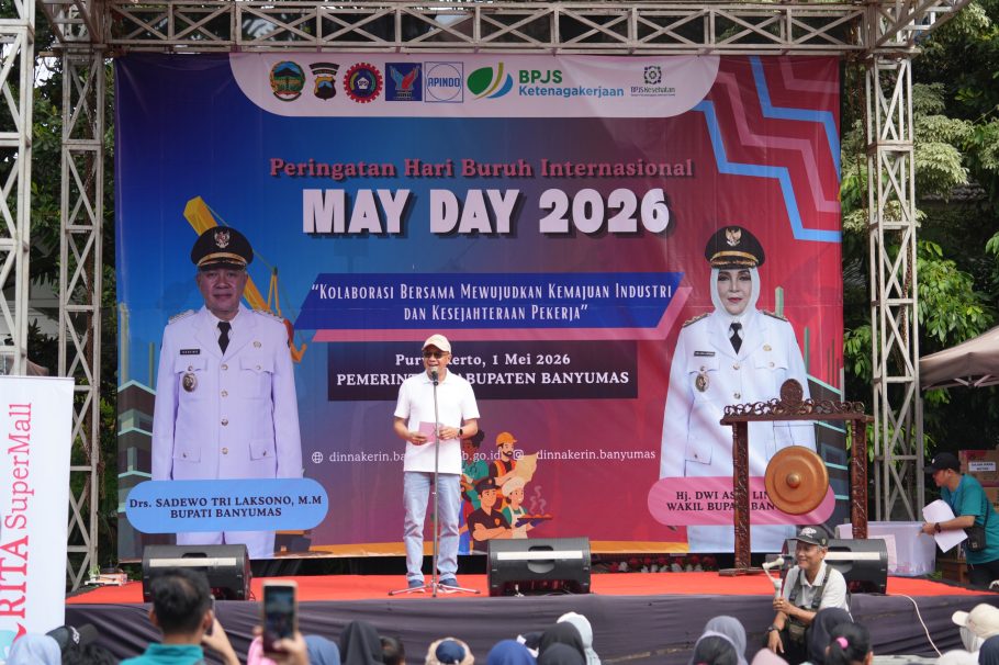 Bupati Banyumas Sadewo Tri Lastiono memberikan sambutan di atas panggung dalam Peringatan Hari Buruh Internasional May Day 2026 di Purwokerto.
