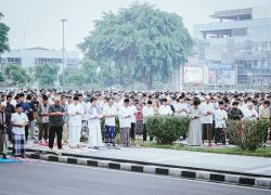 Ribuan jemaah pria mengenakan baju koko dan sarung sedang merapatkan saf dan melaksanakan Salat Idul Adha secara khidmat di Alun-alun Purwokerto.