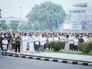 Ribuan jemaah pria mengenakan baju koko dan sarung sedang merapatkan saf dan melaksanakan Salat Idul Adha secara khidmat di Alun-alun Purwokerto.