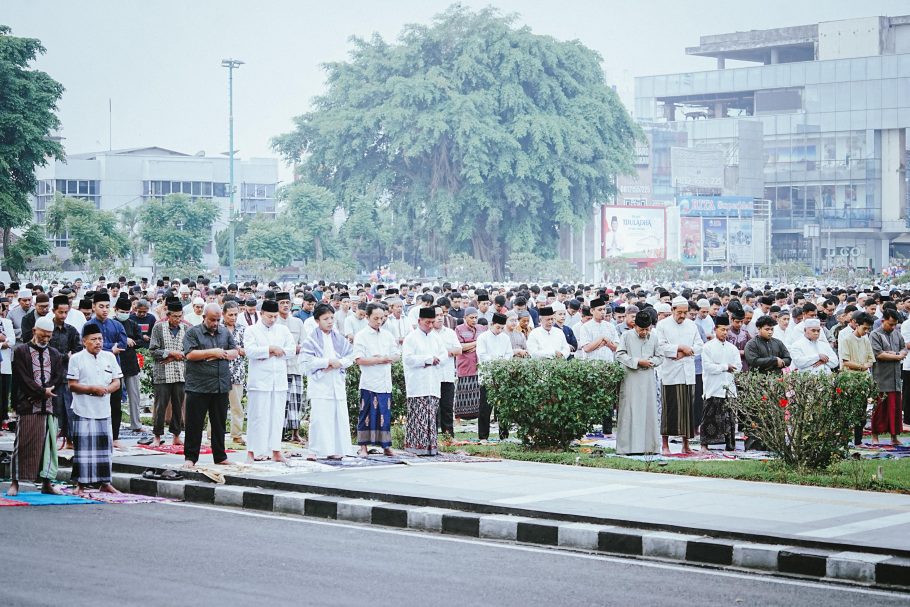 Ribuan jemaah pria mengenakan baju koko dan sarung sedang merapatkan saf dan melaksanakan Salat Idul Adha secara khidmat di Alun-alun Purwokerto.