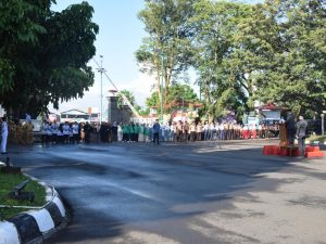 Bupati Banyumas Sadewo Tri Lastiono memberikan sambutan dalam upacara Hardiknas 2026 di halaman Pendopo Si Panji Purwokerto.