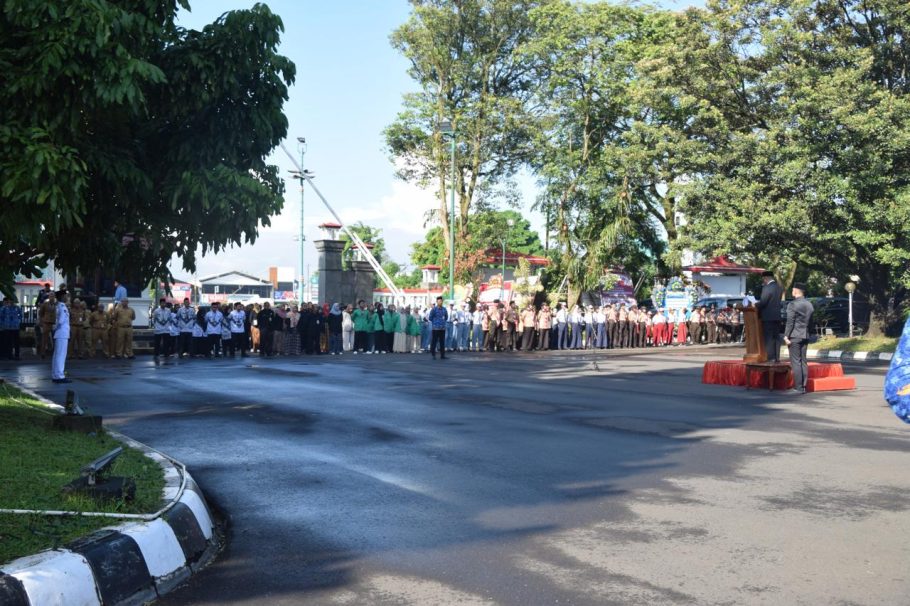 Bupati Banyumas Sadewo Tri Lastiono memberikan sambutan dalam upacara Hardiknas 2026 di halaman Pendopo Si Panji Purwokerto.