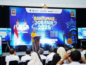 Bupati Banyumas Sadewo Tri Lastiono memberikan sambutan dalam pembukaan bursa kerja hybrid Banyumas Job Fair 2026 di Purwokerto.