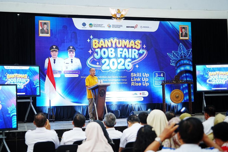 Bupati Banyumas Sadewo Tri Lastiono memberikan sambutan dalam pembukaan bursa kerja hybrid Banyumas Job Fair 2026 di Purwokerto.
