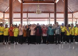 Wakil Bupati Banyumas Dwi Asih Lintarti bersama Kepala Dinas Kesehatan dr. Dani Esti Novia, pejabat daerah, kader posyandu, dan komunitas lansia berfoto bersama sambil memperagakan simbol huruf L dengan jari tangan di dalam Kompleks Pendopo Si Panji Purwokerto dalam acara Gerakan Lansia Sehat.