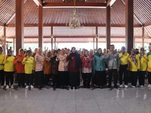 Wakil Bupati Banyumas Dwi Asih Lintarti bersama Kepala Dinas Kesehatan dr. Dani Esti Novia, pejabat daerah, kader posyandu, dan komunitas lansia berfoto bersama sambil memperagakan simbol huruf L dengan jari tangan di dalam Kompleks Pendopo Si Panji Purwokerto dalam acara Gerakan Lansia Sehat.